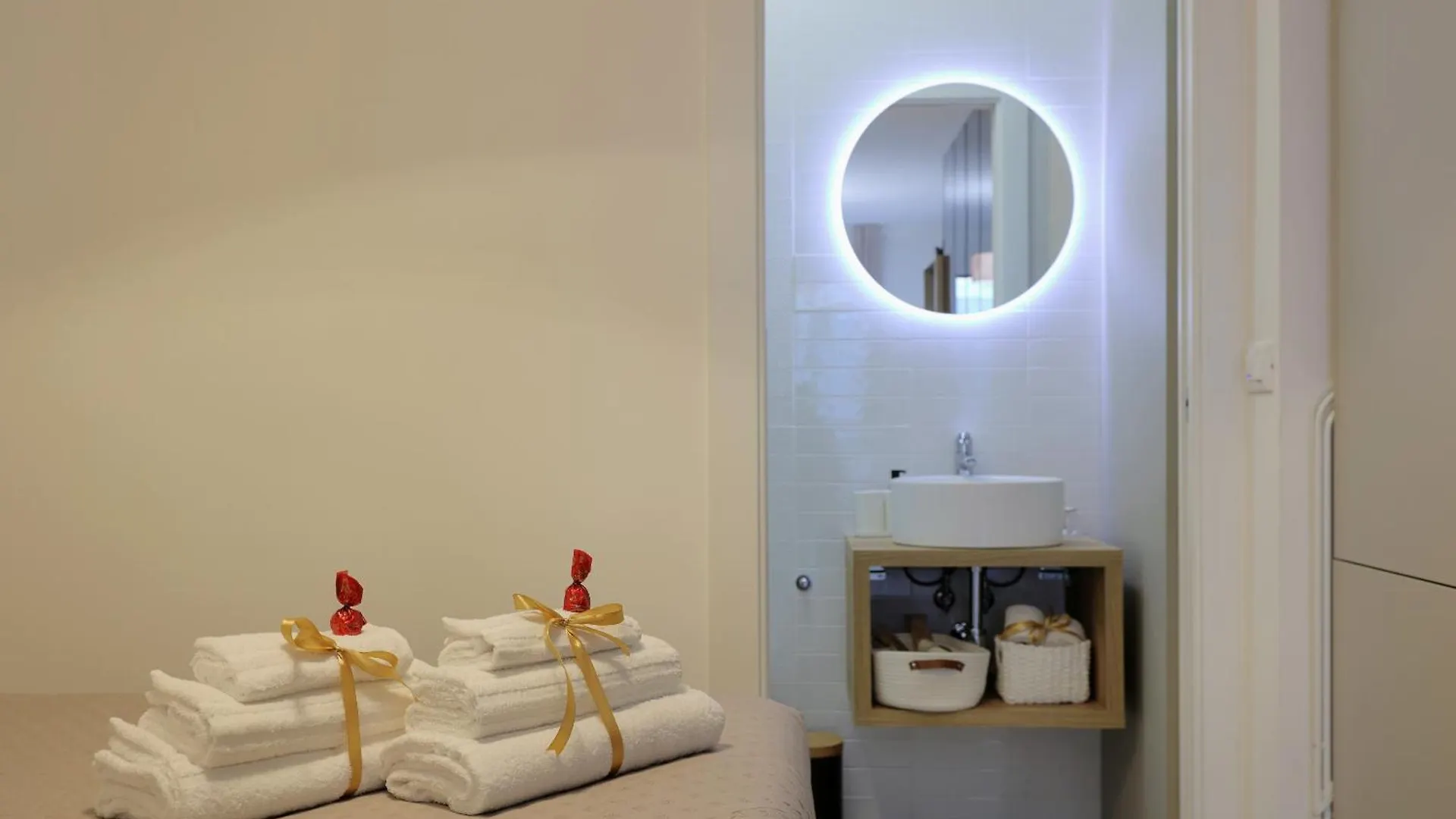 Mascarella Suite - Elegante Design Con Patio Nel Centro Storico Bologna 0*,  Italy
