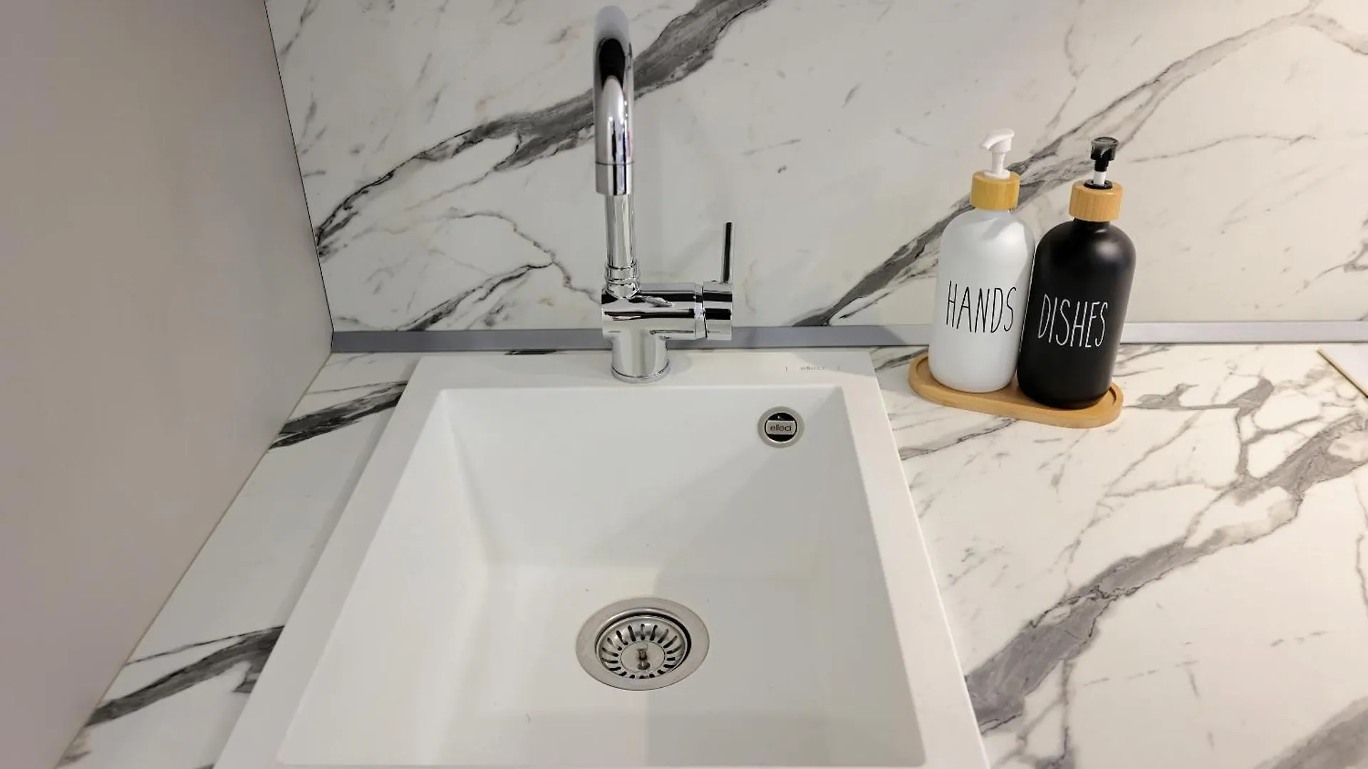 Mascarella Suite - Elegante Design Con Patio Nel Centro Storico Bologna 0*,  Italy